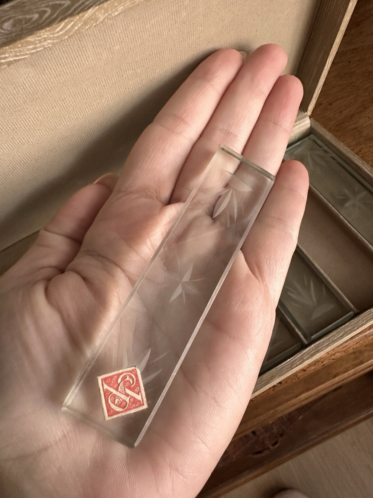 Vintage set of 12 etched glass knife rests in original box, photo 4