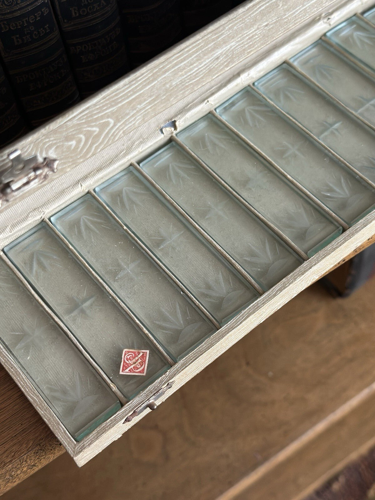 Vintage set of 12 etched glass knife rests in original box, photo 2